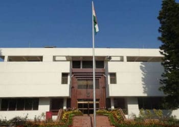 Pakistan Releases Two Indian Embassy Officials in Islamabad after India Warns